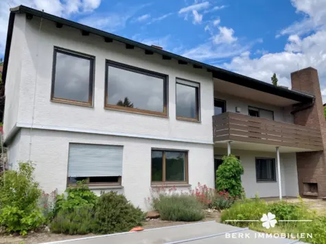 BERK Immobilien – Wohnen mit Weitblick und großem Garten in Grünmorsbach - Rückansicht (131498)