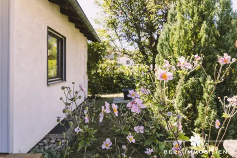 BERK Immobilien – Wohnen mit Weitblick und großem Garten in Grünmorsbach - Vorgarten (131503)