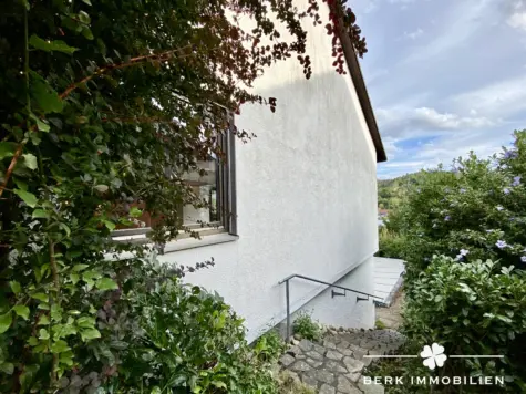 BERK Immobilien – Wohnen mit Weitblick und großem Garten in Grünmorsbach - seitlicher Treppenabgang (131504)