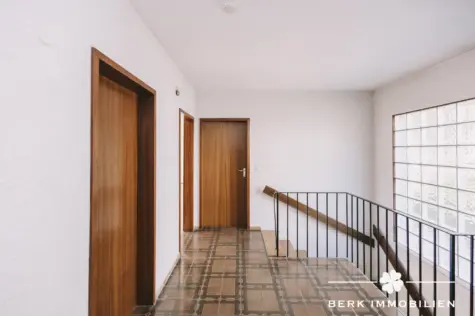 BERK Immobilien – Wohnen mit Weitblick und großem Garten in Grünmorsbach - Eingang (131508)