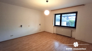 BERK Immobilien – Kapitalanlage oder Eigennutzung: Mehrfamilienhaus mit 3 Wohneinheiten in Kleinheubach - Schlafzimmer EG (107936)