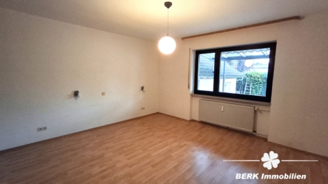 VERKAUFT – BERK Immobilien – Kapitalanlage oder Eigennutzung: Mehrfamilienhaus mit 3 Wohneinheiten in Kleinheubach - Schlafzimmer EG (115981)