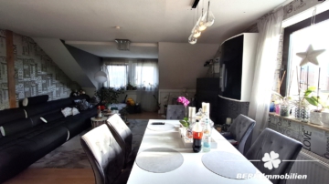 RESERVIERT – BERK Immobilien – Kapitalanlage oder Eigennutzung: Mehrfamilienhaus mit 3 Wohneinheiten in Kleinheubach - Wohnzimmer DG (109434)