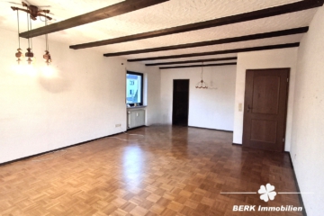 BERK Immobilien – Kapitalanlage oder Eigennutzung: Mehrfamilienhaus mit 3 Wohneinheiten in Kleinheubach - Wohn - und Essbereich EG (107935)