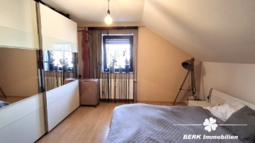 RESERVIERT – BERK Immobilien – Kapitalanlage oder Eigennutzung: Mehrfamilienhaus mit 3 Wohneinheiten in Kleinheubach - Schlafzimmer DG (109435)