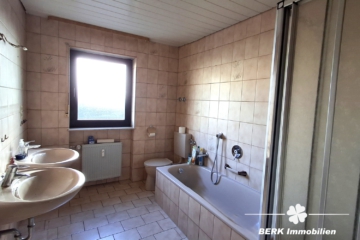 BERK Immobilien – Kapitalanlage oder Eigennutzung: Mehrfamilienhaus mit 3 Wohneinheiten in Kleinheubach - Badezimmer EG (107939)