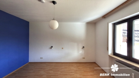 VERKAUFT – BERK Immobilien – Kapitalanlage oder Eigennutzung: Mehrfamilienhaus mit 3 Wohneinheiten in Kleinheubach - Schlafzimmer EG (115982)