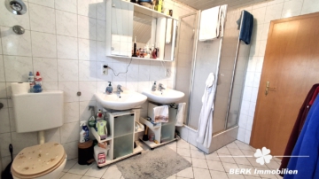 RESERVIERT – BERK Immobilien – Kapitalanlage oder Eigennutzung: Mehrfamilienhaus mit 3 Wohneinheiten in Kleinheubach - Badezimmer DG (109431)