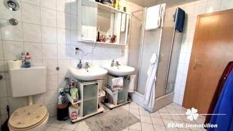 VERKAUFT – BERK Immobilien – Kapitalanlage oder Eigennutzung: Mehrfamilienhaus mit 3 Wohneinheiten in Kleinheubach - Badezimmer DG (115985)