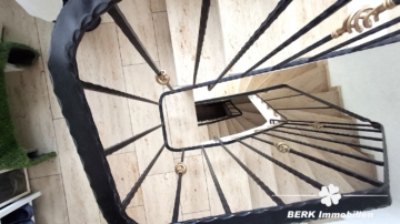 RESERVIERT – BERK Immobilien – Kapitalanlage oder Eigennutzung: Mehrfamilienhaus mit 3 Wohneinheiten in Kleinheubach - Treppenhaus (109436)