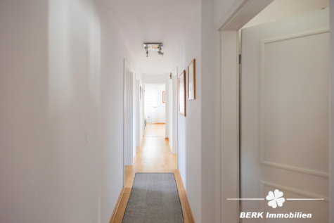 BERK Immobilien – Repräsentatives Mehrfamilienhaus mit prägnantem Innenhof - Flur (115825)