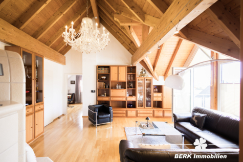 BERK Immobilien – Repräsentatives Mehrfamilienhaus mit prägnantem Innenhof - Wohnzimmer DG (115831)