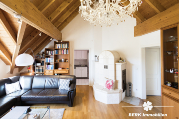 BERK Immobilien – Repräsentatives Mehrfamilienhaus mit prägnantem Innenhof - Wohnzimmer DG (108552)