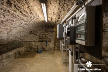 BERK Immobilien – Repräsentatives Mehrfamilienhaus mit prägnantem Innenhof - Keller (108535)