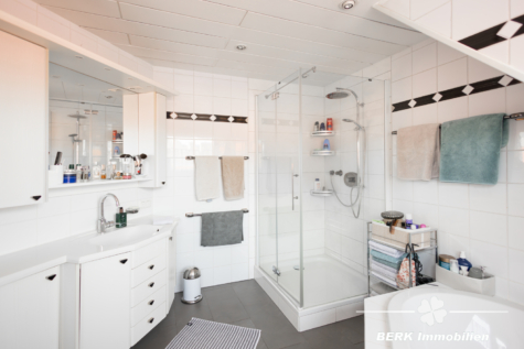 BERK Immobilien – Repräsentatives Mehrfamilienhaus mit prägnantem Innenhof - Bad DG (115835)