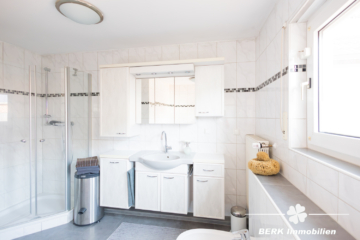 BERK Immobilien – Repräsentatives Mehrfamilienhaus mit prägnantem Innenhof - Bad 1.OG (108546)