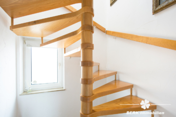 BERK Immobilien – Repräsentatives Mehrfamilienhaus mit prägnantem Innenhof - Treppenhaus (108548)