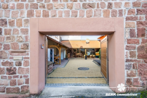 BERK Immobilien – Repräsentatives Mehrfamilienhaus mit prägnantem Innenhof - Außenansicht (115804)