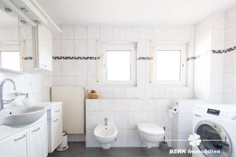 BERK Immobilien – Repräsentatives Mehrfamilienhaus mit prägnantem Innenhof - Bad 1.OG (115823)