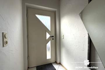 BERK Immobilien – Ruhig gelegenes Reihenhaus mit Terrasse & kleinem Garten in Großostheim Ringheim - Einganstüre (105898)