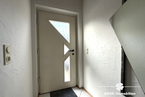 BERK Immobilien – Ruhig gelegenes Reihenhaus mit Terrasse & kleinem Garten in Großostheim Ringheim - Einganstüre (115508)