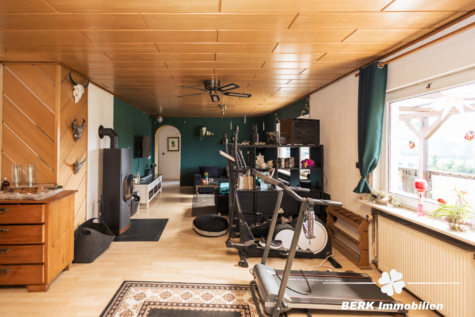 BERK Immobilien – Platz für Visionen: Eine seltene Gelegenheit für Käufer mit viel Platzbedarf - OG Wohnzimmer (119136)