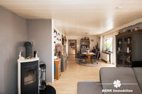 BERK Immobilien – Platz für Visionen: Eine seltene Gelegenheit für Käufer mit viel Platzbedarf - EG Wohnzimmer (119128)