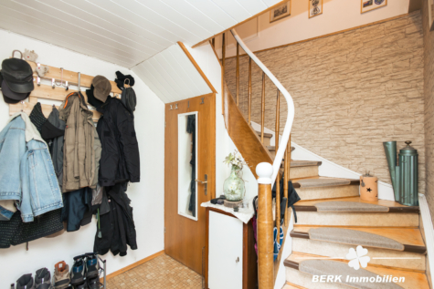 BERK Immobilien – Platz für Visionen: Eine seltene Gelegenheit für Käufer mit viel Platzbedarf - EG Flur (119123)