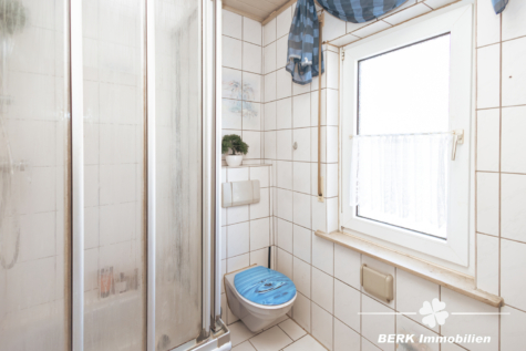 BERK Immobilien – Platz für Visionen: Eine seltene Gelegenheit für Käufer mit viel Platzbedarf - OG Duschbad (119143)