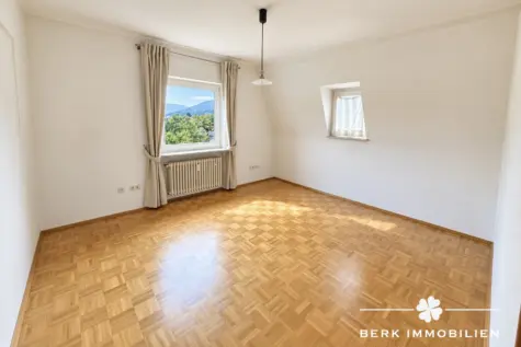 BERK Immobilien – Charaktervolles Wohnhaus mit großem Garten in zentraler Lage von Amorbach - Schlafzimmer 1 (130988)