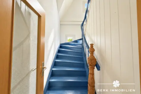 BERK Immobilien – Charaktervolles Wohnhaus mit großem Garten in zentraler Lage von Amorbach - Treppenaufgang (130994)