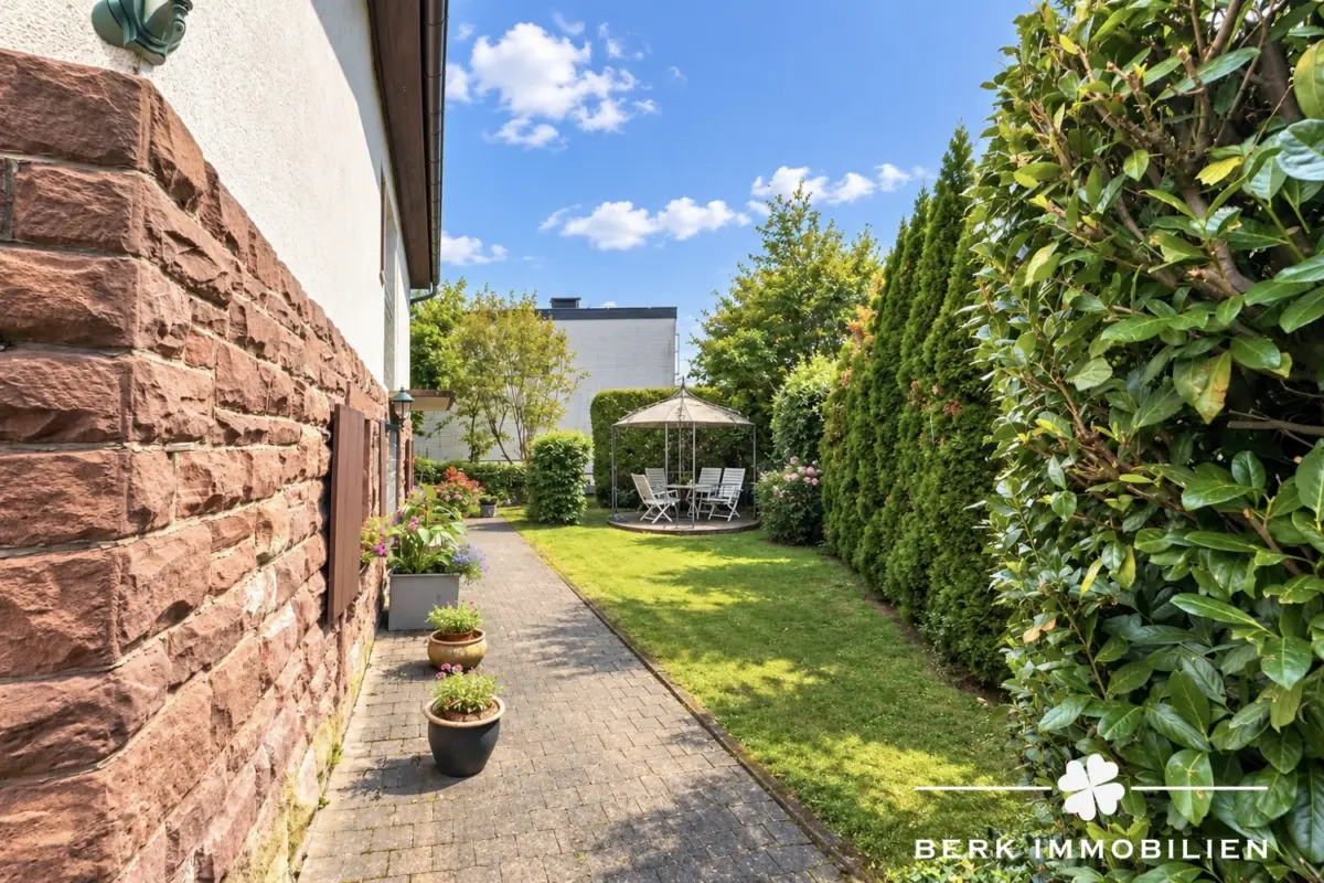 Gartenweg zum Pavillon