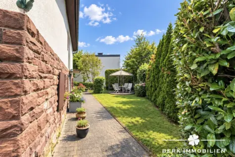 BERK Immobilien – Charaktervolles Wohnhaus mit großem Garten in zentraler Lage von Amorbach - Gartenweg zum Pavillon (130987)