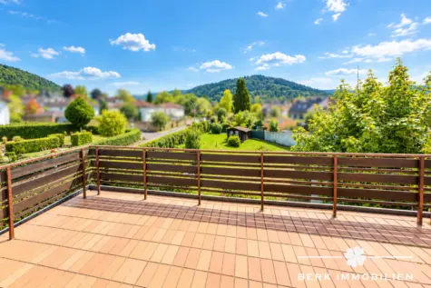 BERK Immobilien – Charaktervolles Wohnhaus mit großem Garten in zentraler Lage von Amorbach - Balkon mit Fernblick (130993)