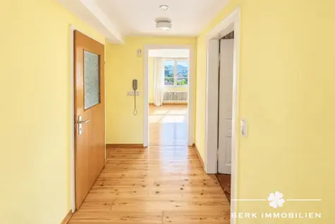 BERK Immobilien – Charaktervolles Wohnhaus mit großem Garten in zentraler Lage von Amorbach - Flur (130995)