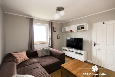 BERK Immobilien – Einfamilienhaus mit Weitblick & außergewöhnlichem Grundstück - EG Wohnzimmer (124800)