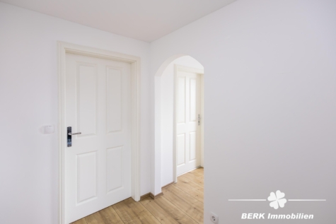 BERK Immobilien – Einfamilienhaus mit Weitblick & außergewöhnlichem Grundstück - OG Flur (124802)