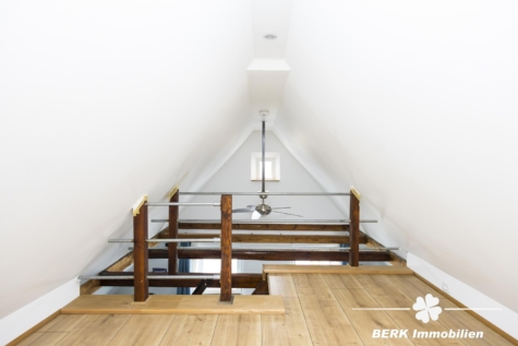 BERK Immobilien – Einfamilienhaus mit Weitblick & außergewöhnlichem Grundstück - DG Spitz (124806)