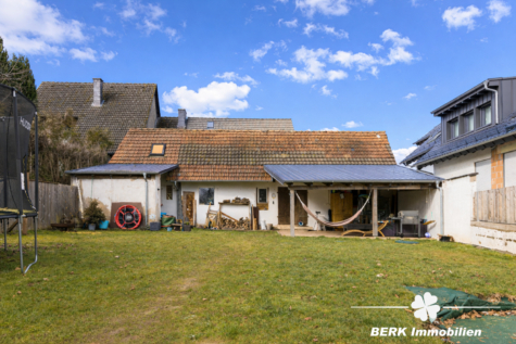 BERK Immobilien – Einfamilienhaus mit Weitblick & außergewöhnlichem Grundstück - Hausansicht vom Garten (124812)