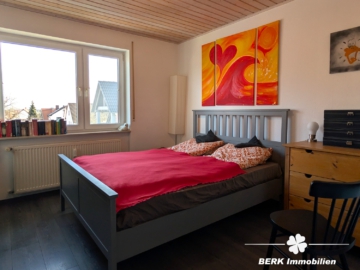 BERK Immobilien – Attraktive 2-Zimmer-Wohnung mit Balkon in Karlstein-Großwelzheim - Schlafzimmer (110992)