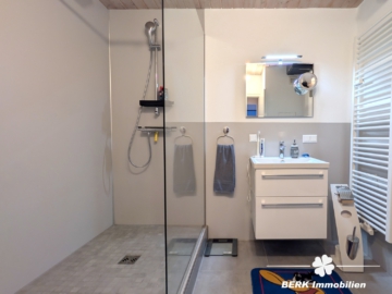 BERK Immobilien – Attraktive 2-Zimmer-Wohnung mit Balkon in Karlstein-Großwelzheim - Bad (110994)