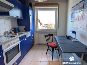 BERK Immobilien – Attraktive 2-Zimmer-Wohnung mit Balkon in Karlstein-Großwelzheim - Küche (110993)