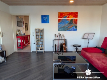 BERK Immobilien – Attraktive 2-Zimmer-Wohnung mit Balkon in Karlstein-Großwelzheim - Wohnzimmer (110991)