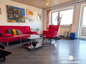 BERK Immobilien – Attraktive 2-Zimmer-Wohnung mit Balkon in Karlstein-Großwelzheim - Wohnzimmer (110990)