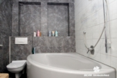 Badezimmer - EG - BERK Immobilien – charmantes Ein- bis Zweifamilienhaus mit weiterem Baugrundstück im Ortskern von Mömbris
