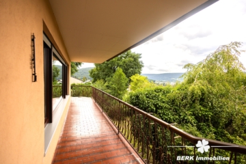BERK Immobilien – Einfamilienhaus zum Verlieben mit Panoramablick & Waldrandlage in Klingenberg/Röllfeld - Balkon (105139)