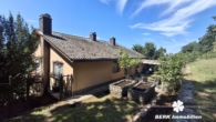 Seitenansicht - BERK Immobilien – Einfamilienhaus zum Verlieben mit Panoramablick & Waldrandlage in Klingenberg/Röllfeld