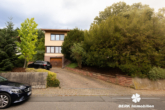 Einfahrt - BERK Immobilien – Einfamilienhaus zum Verlieben mit Panoramablick & Waldrandlage in Klingenberg/Röllfeld