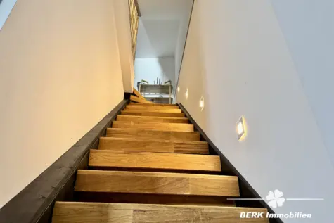 BERK Immobilien – Wohnen mit Stil – EFH mit Mainblick & Terrasse in Stadtprozelten - Treppenaufgang (131063)
