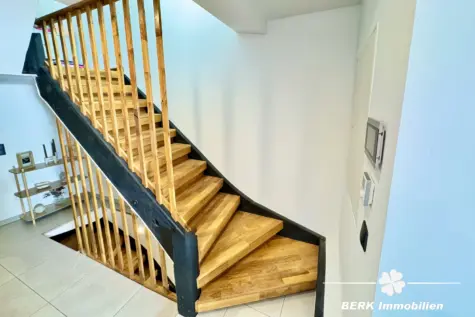 BERK Immobilien – Wohnen mit Stil – EFH mit Mainblick & Terrasse in Stadtprozelten - Treppenaufgang ins DG (131076)